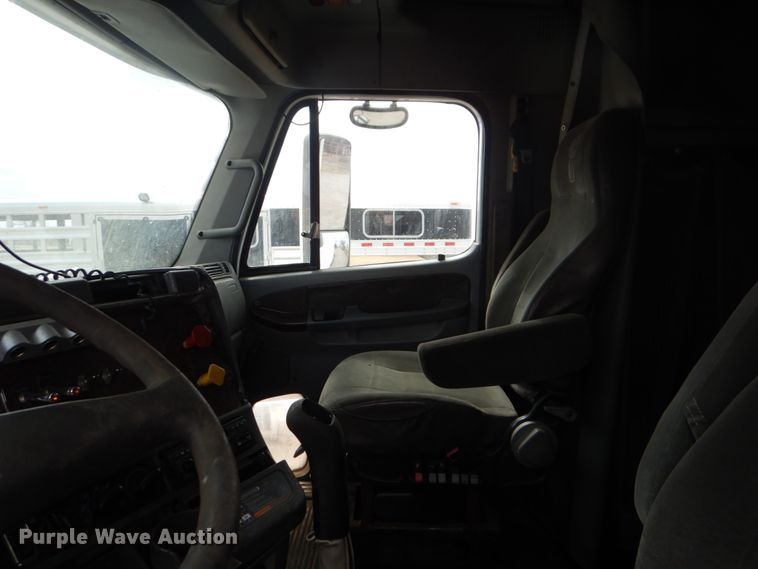 image for item DH5464 2000 Freightliner Century Classic  semi truck