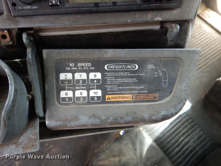 image for item DH5464 2000 Freightliner Century Classic  semi truck