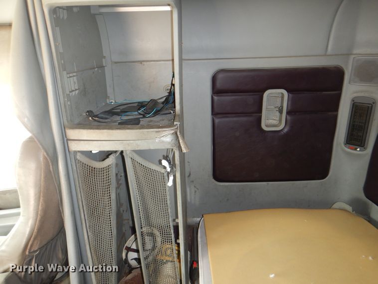 image for item DH5464 2000 Freightliner Century Classic  semi truck