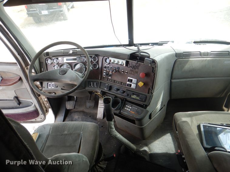 image for item DH5464 2000 Freightliner Century Classic  semi truck