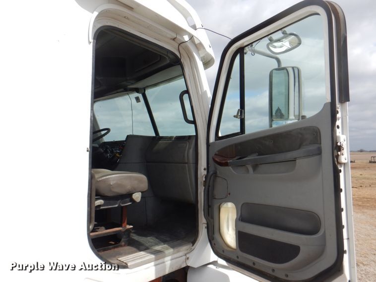 image for item DH5464 2000 Freightliner Century Classic  semi truck