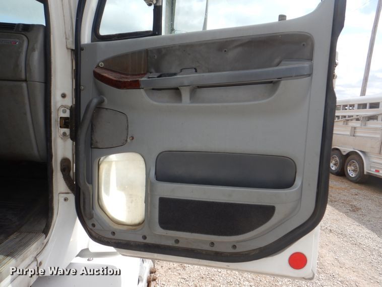 image for item DH5464 2000 Freightliner Century Classic  semi truck