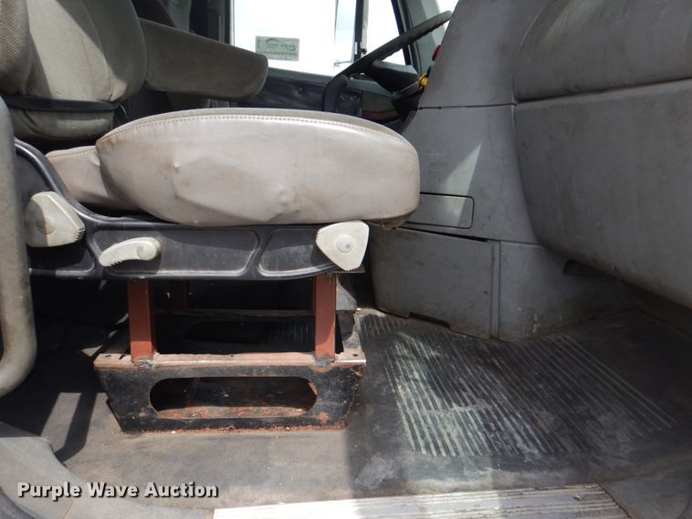 image for item DH5464 2000 Freightliner Century Classic  semi truck