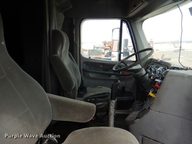 image for item DH5464 2000 Freightliner Century Classic  semi truck