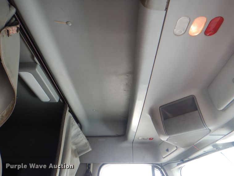 image for item DH5464 2000 Freightliner Century Classic  semi truck