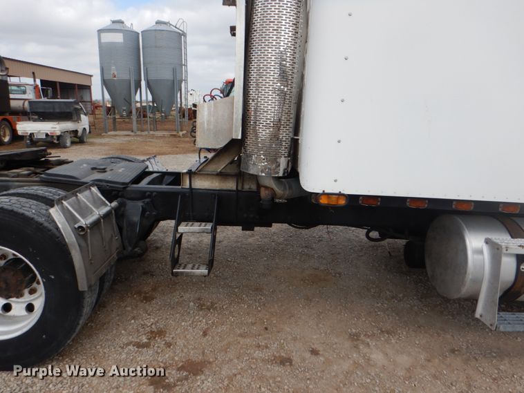 image for item DH5464 2000 Freightliner Century Classic  semi truck