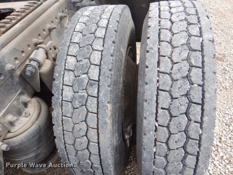 image for item DH5464 2000 Freightliner Century Classic  semi truck