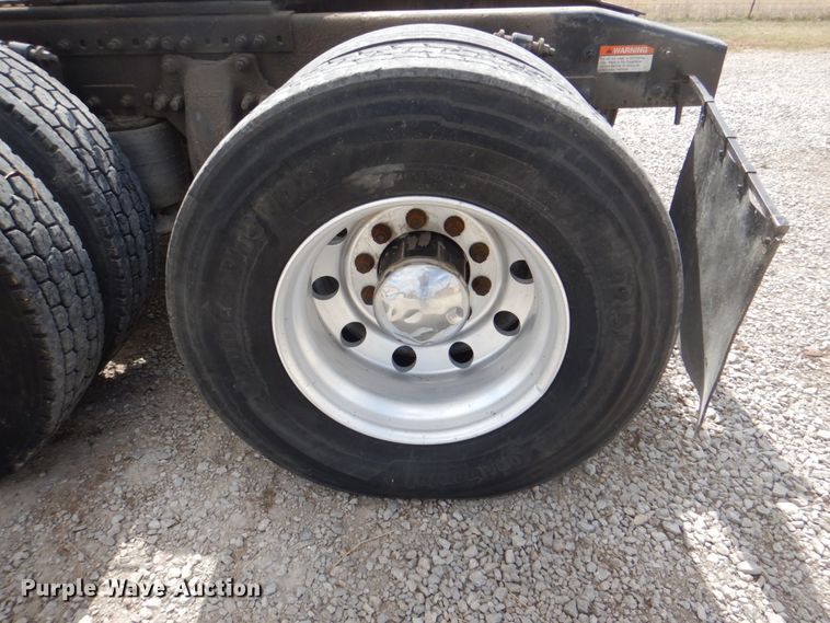 image for item DH5464 2000 Freightliner Century Classic  semi truck