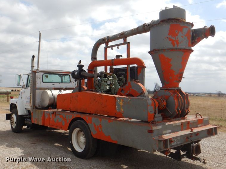 image for item DH5465 1987 Ford L8000  grain vacuum truck