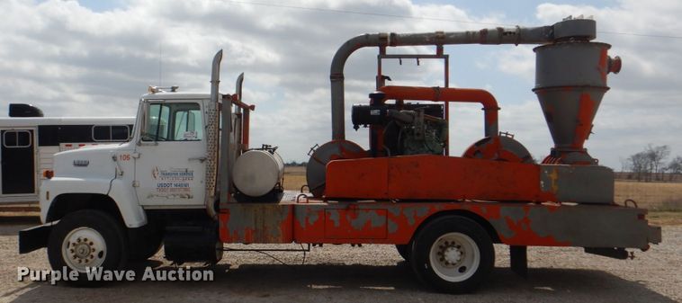 image for item DH5465 1987 Ford L8000  grain vacuum truck
