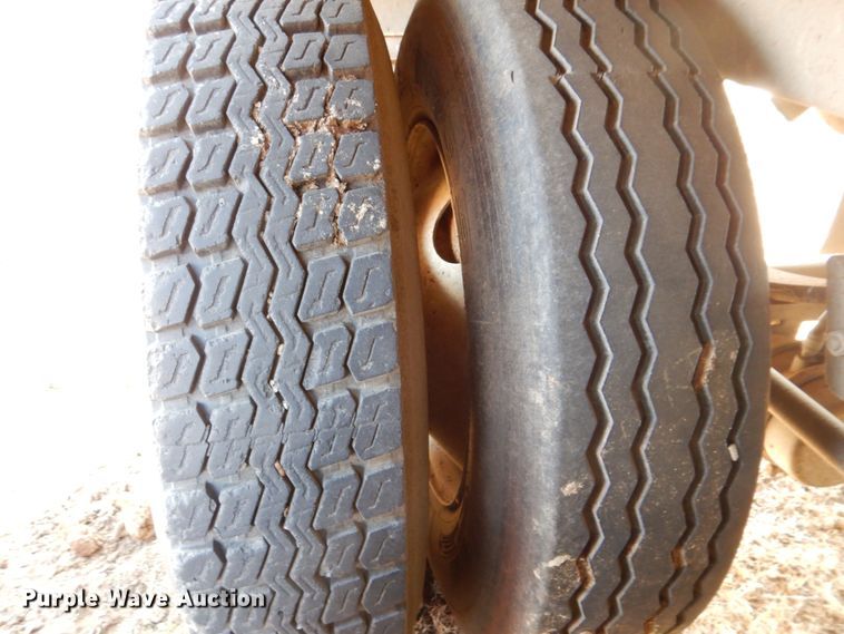 image for item DH5470 1984 Wilson AGH-700  grain trailer