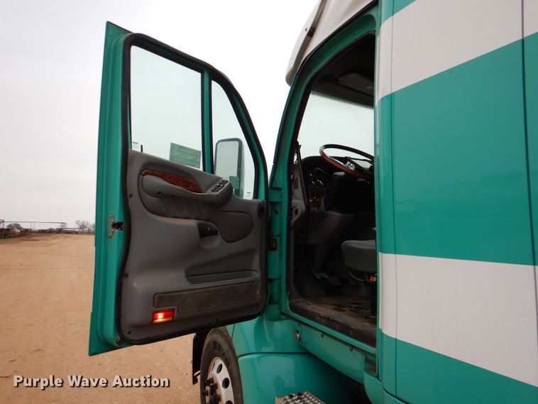 image for item DJ0763 2010 Peterbilt 387  semi truck