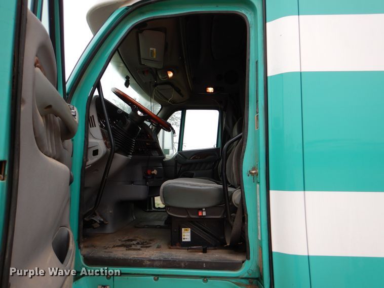 image for item DJ0763 2010 Peterbilt 387  semi truck