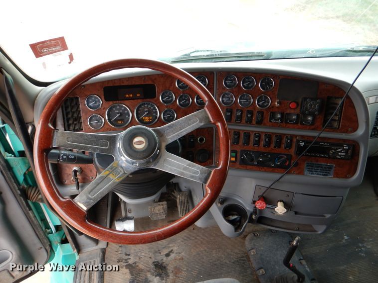 image for item DJ0763 2010 Peterbilt 387  semi truck