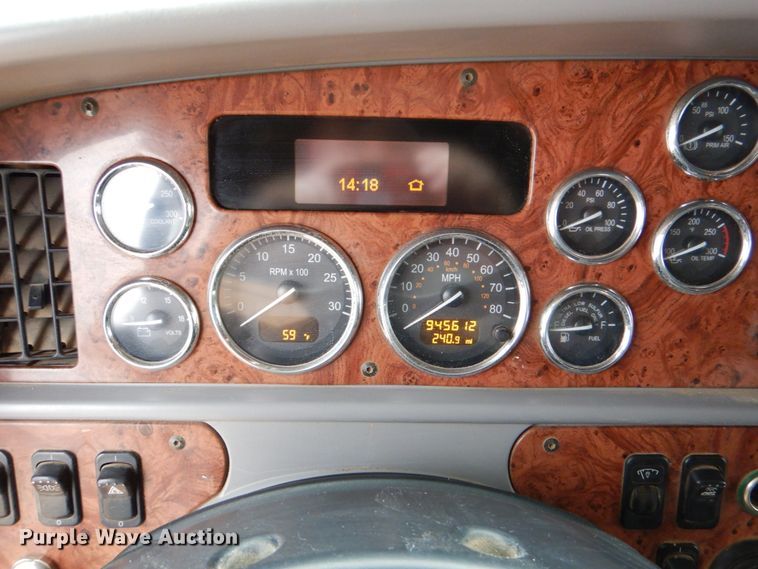 image for item DJ0763 2010 Peterbilt 387  semi truck