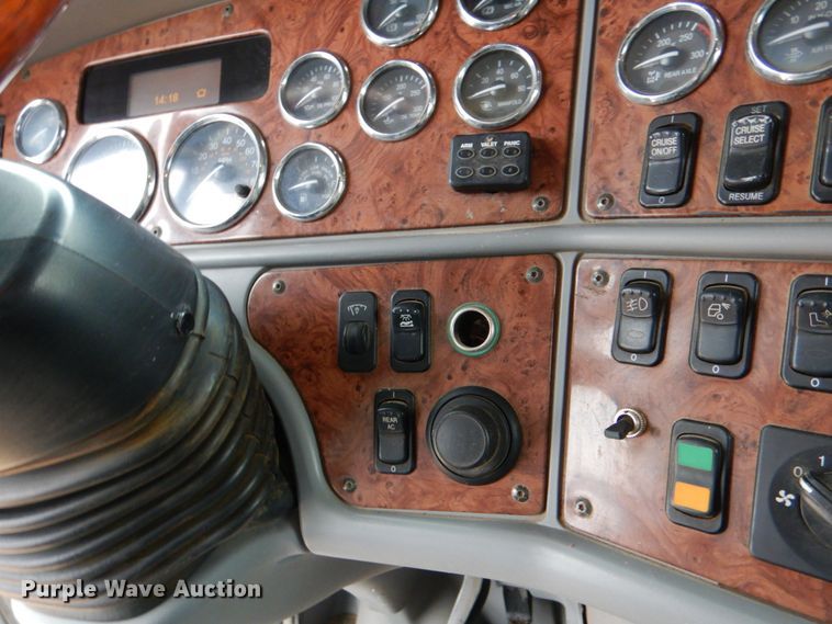 image for item DJ0763 2010 Peterbilt 387  semi truck