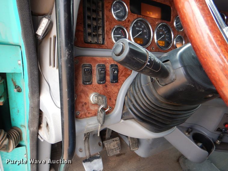 image for item DJ0763 2010 Peterbilt 387  semi truck