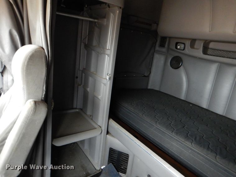 image for item DJ0763 2010 Peterbilt 387  semi truck