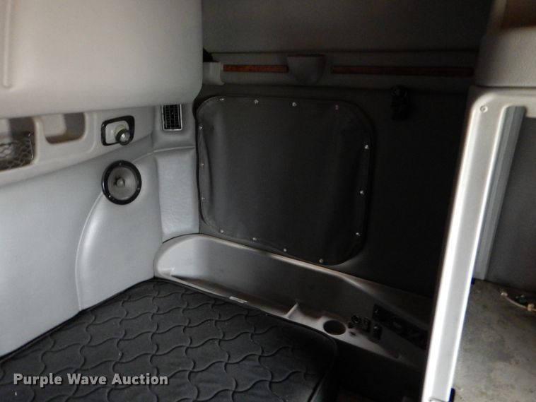 image for item DJ0763 2010 Peterbilt 387  semi truck