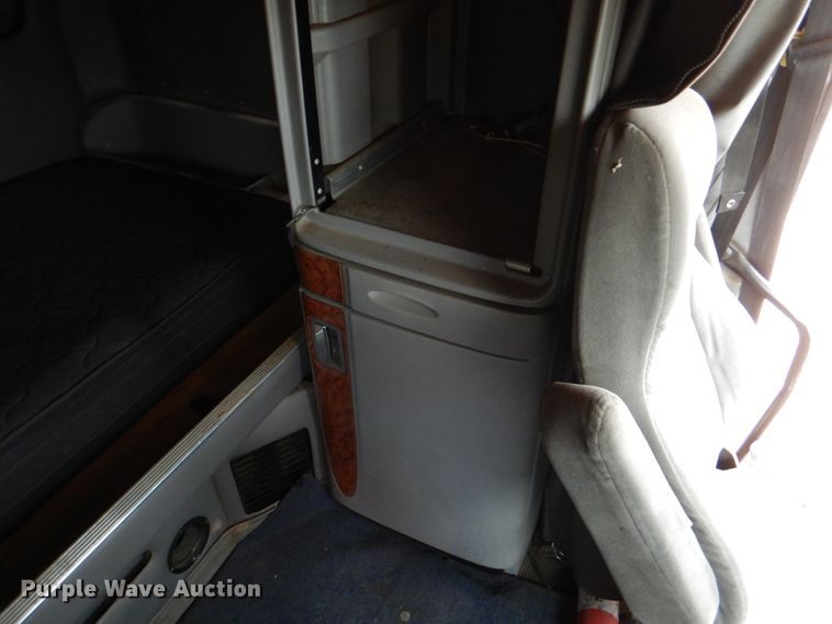 image for item DJ0763 2010 Peterbilt 387  semi truck