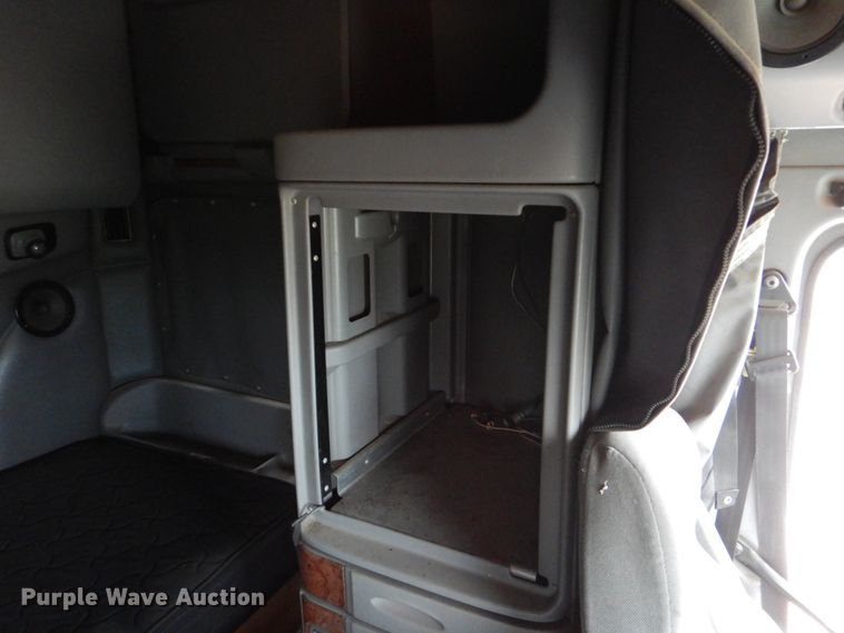 image for item DJ0763 2010 Peterbilt 387  semi truck