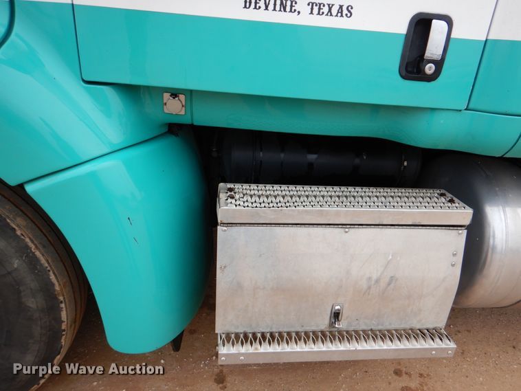 image for item DJ0763 2010 Peterbilt 387  semi truck