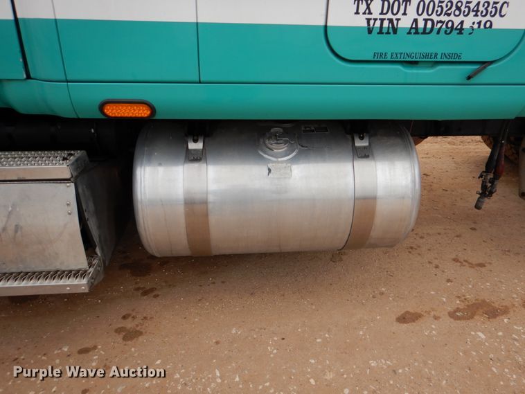 image for item DJ0763 2010 Peterbilt 387  semi truck