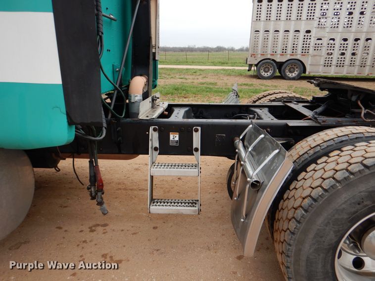 image for item DJ0763 2010 Peterbilt 387  semi truck