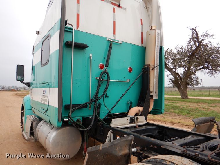 image for item DJ0763 2010 Peterbilt 387  semi truck