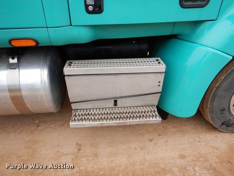 image for item DJ0763 2010 Peterbilt 387  semi truck