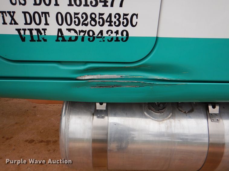 image for item DJ0763 2010 Peterbilt 387  semi truck