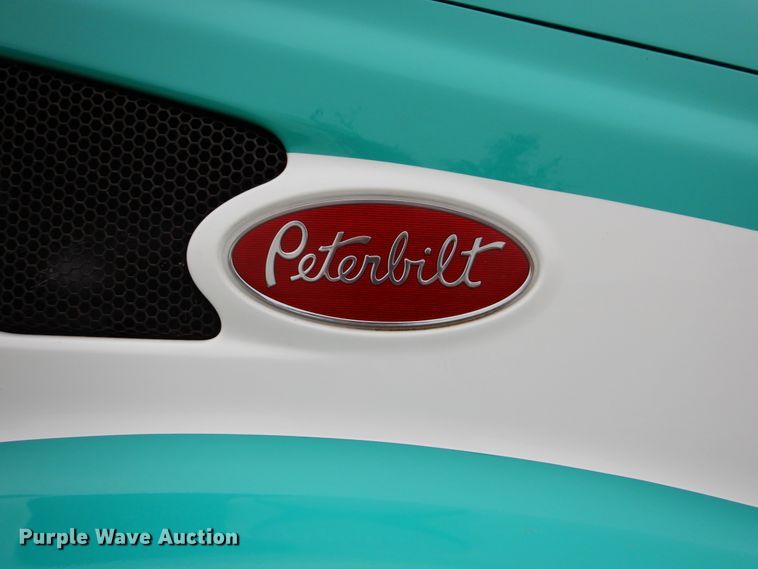 image for item DJ0763 2010 Peterbilt 387  semi truck