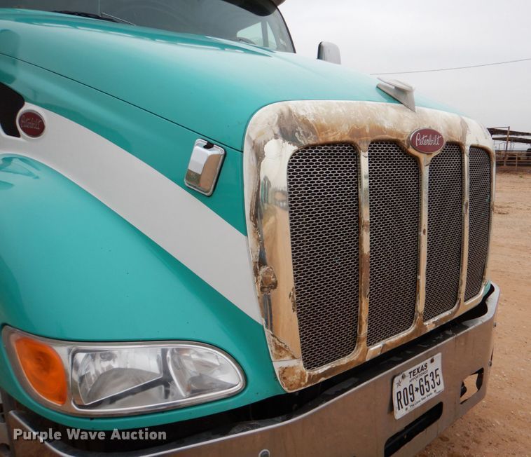 image for item DJ0763 2010 Peterbilt 387  semi truck