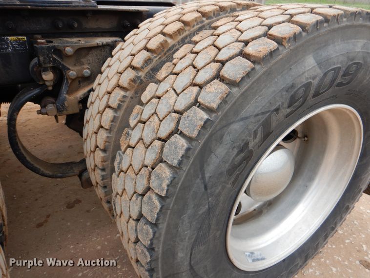 image for item DJ0763 2010 Peterbilt 387  semi truck