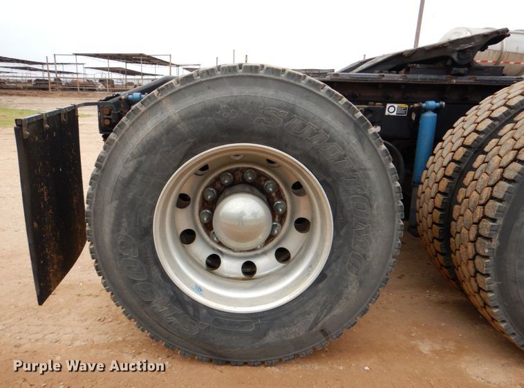 image for item DJ0763 2010 Peterbilt 387  semi truck