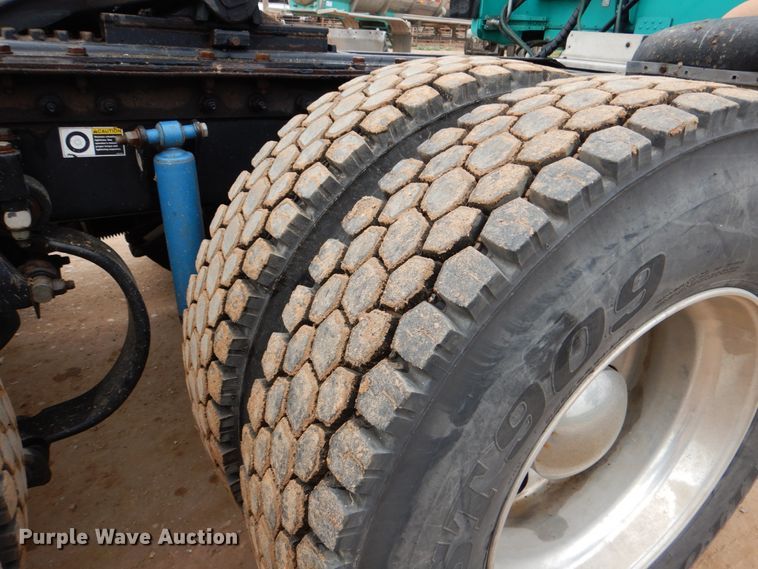 image for item DJ0763 2010 Peterbilt 387  semi truck