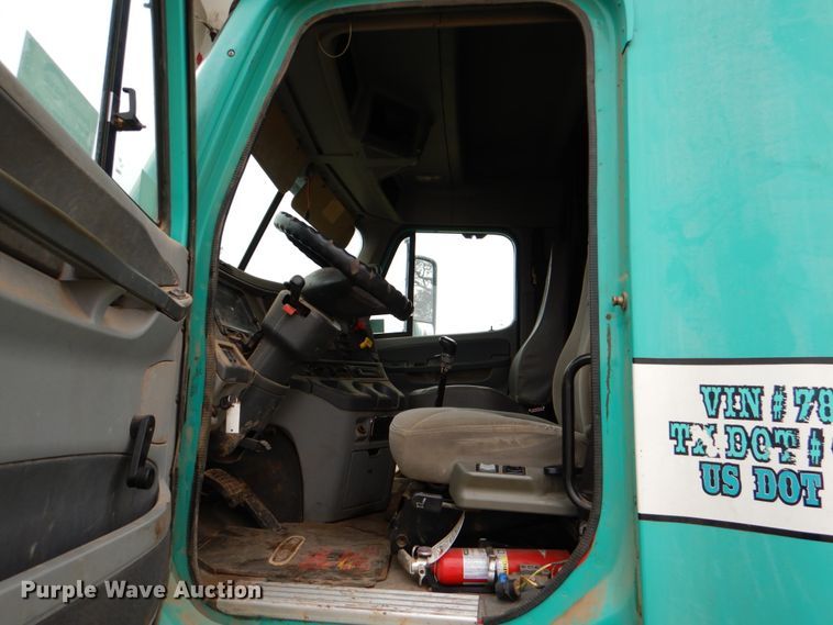 image for item DJ0765 2008 Freightliner Columbia  semi truck