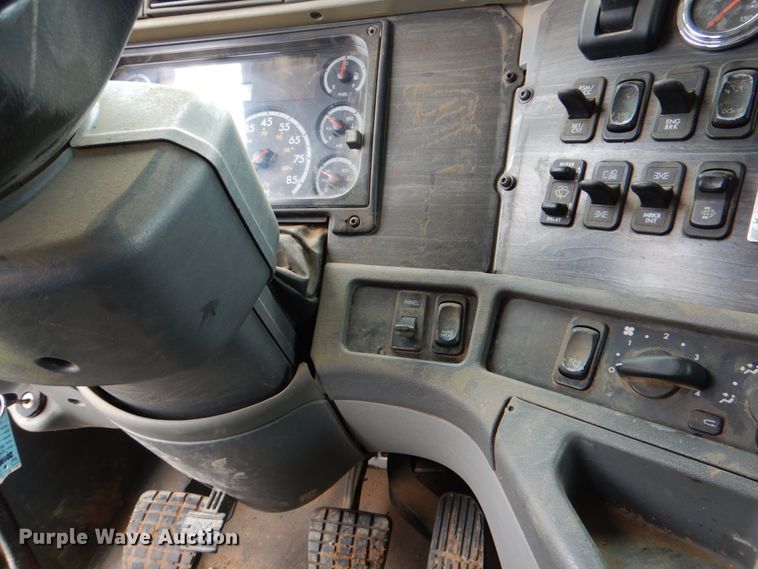 image for item DJ0765 2008 Freightliner Columbia  semi truck