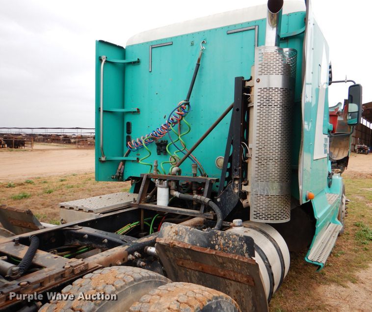 image for item DJ0765 2008 Freightliner Columbia  semi truck