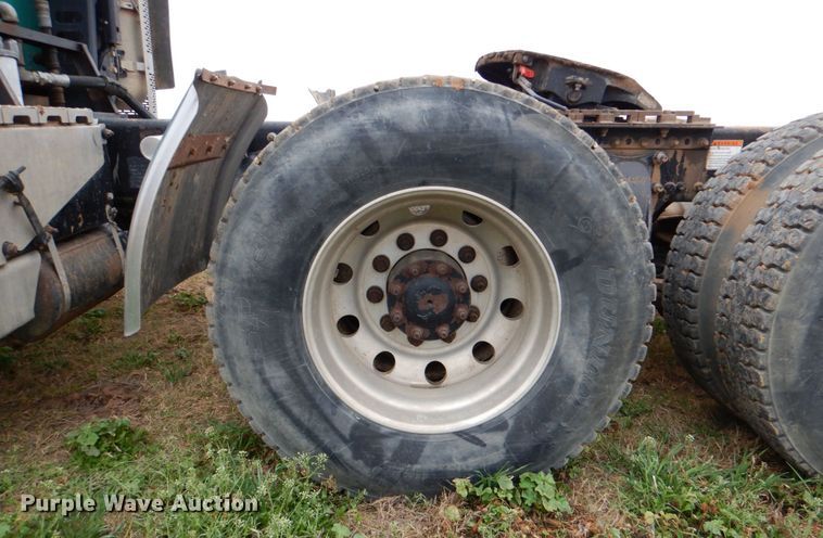 image for item DJ0765 2008 Freightliner Columbia  semi truck