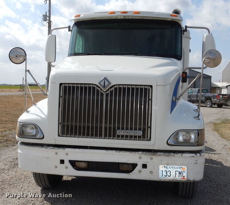 image for item DJ2896 2000 International 9200i  semi truck