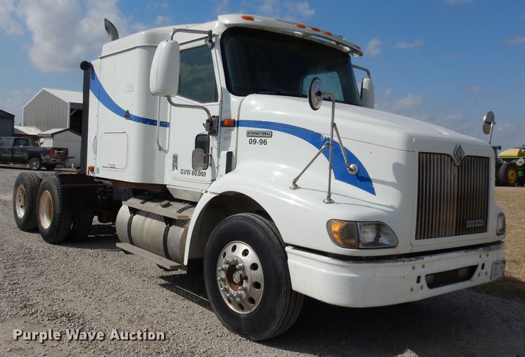 image for item DJ2896 2000 International 9200i  semi truck