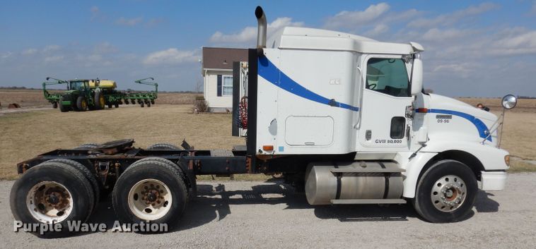 image for item DJ2896 2000 International 9200i  semi truck