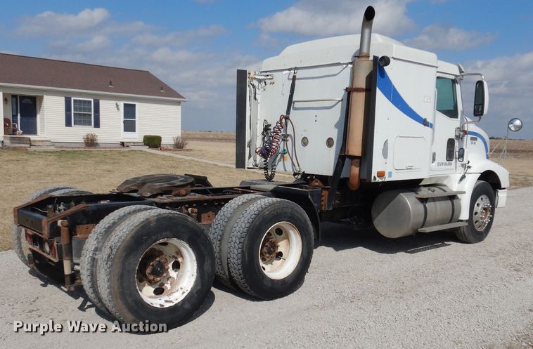 image for item DJ2896 2000 International 9200i  semi truck