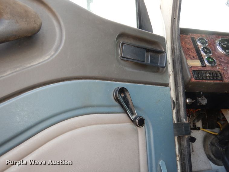 image for item DJ2896 2000 International 9200i  semi truck