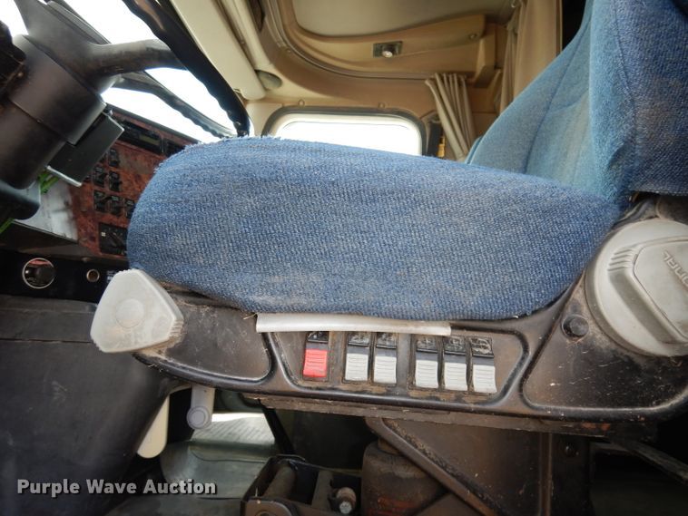 image for item DJ2896 2000 International 9200i  semi truck