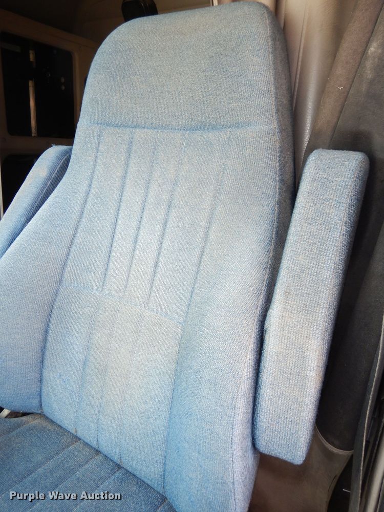 image for item DJ2896 2000 International 9200i  semi truck