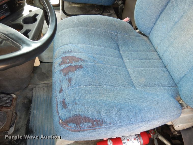 image for item DJ2896 2000 International 9200i  semi truck