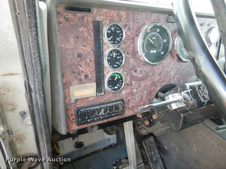 image for item DJ2896 2000 International 9200i  semi truck