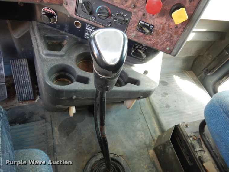 image for item DJ2896 2000 International 9200i  semi truck